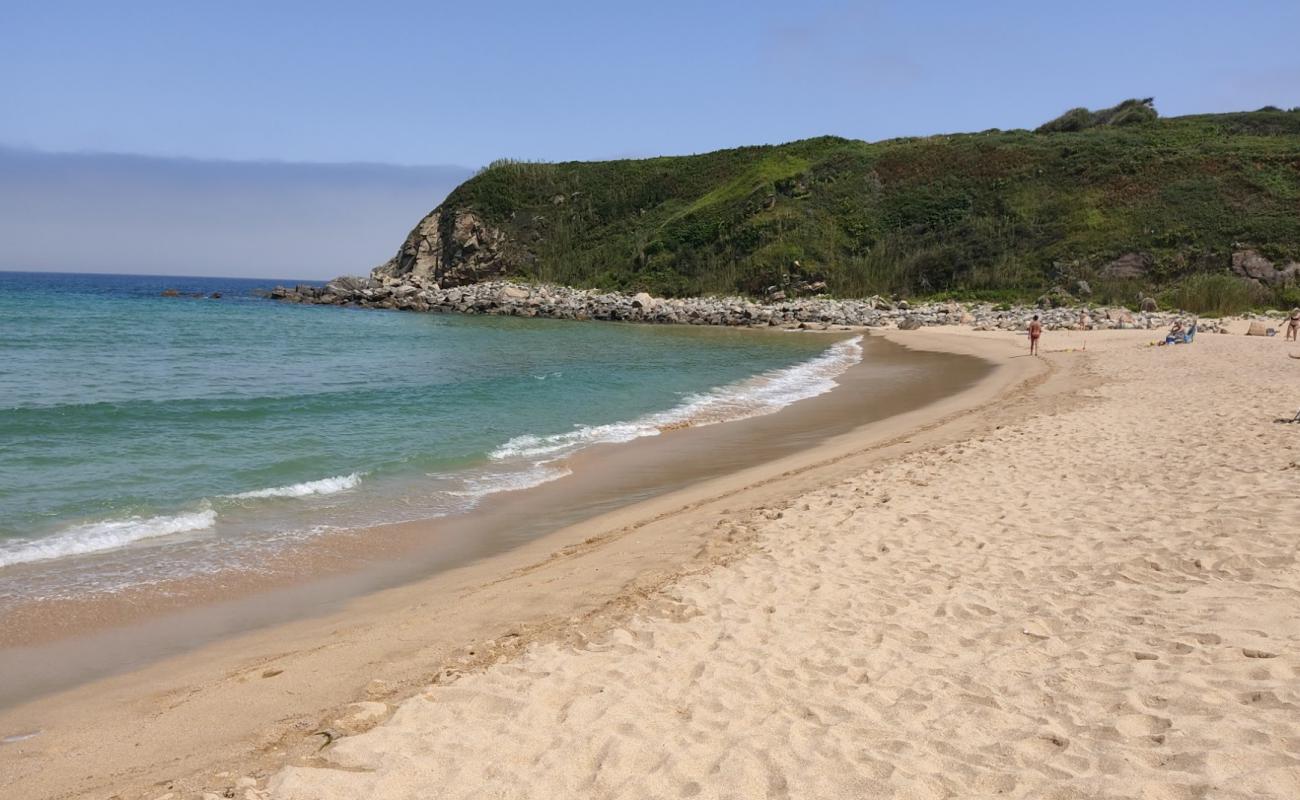 Foto de Playa de Esteiro con brillante arena fina superficie