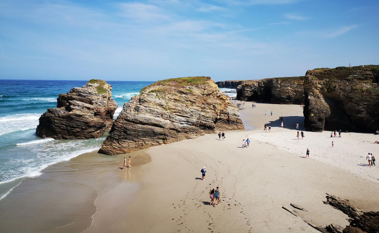 Foto de Playa de Las Catedrales con arena fina blanca superficie