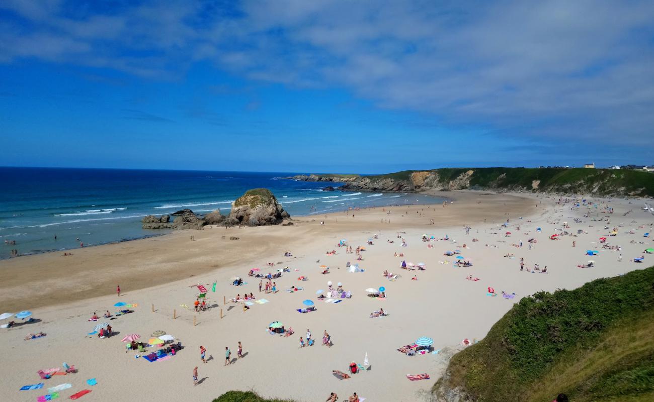 Foto de Playa de Penarronda con brillante arena fina superficie