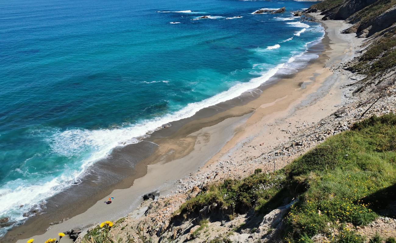 Foto de Playa de Vallina con arena gris y piedras superficie