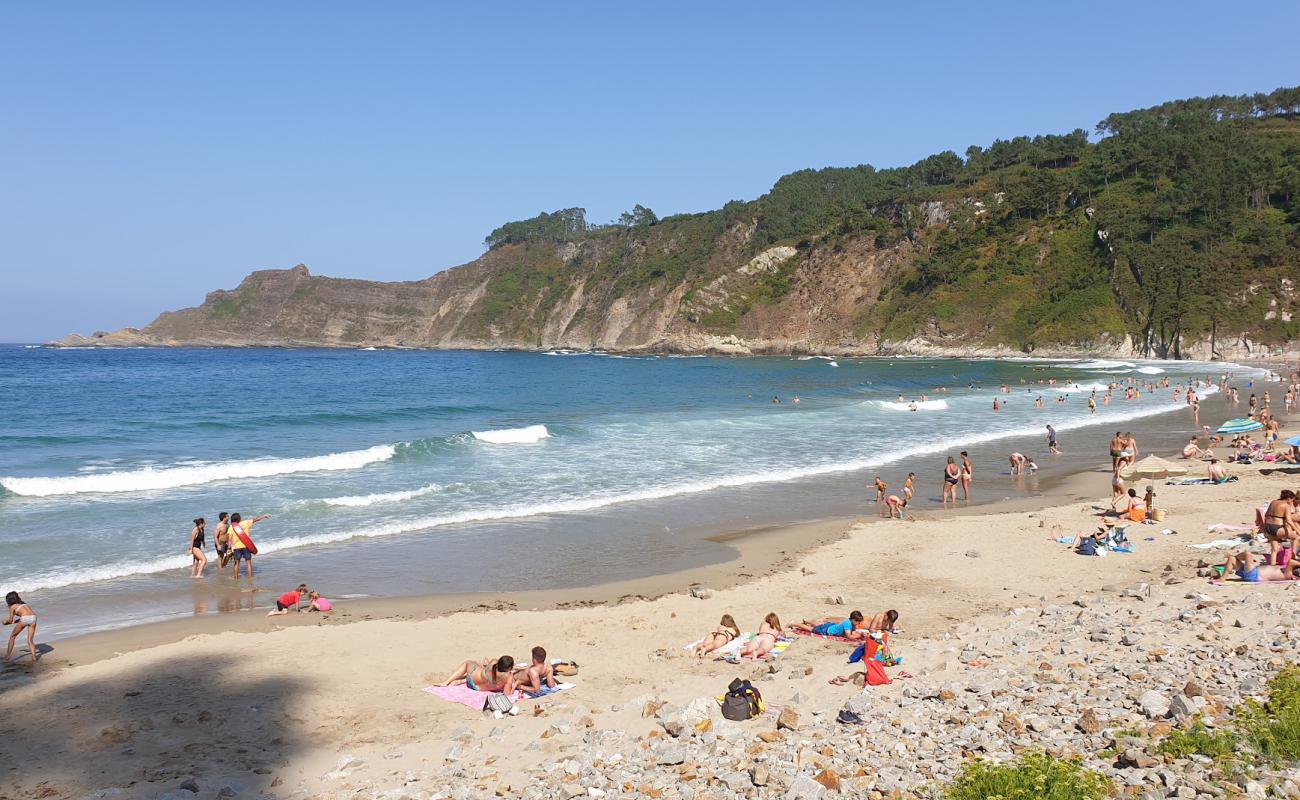 Foto de Playa de San Pedro con arena gris y piedras superficie