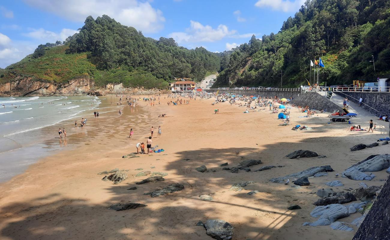 Foto de Playa de Aguilar con brillante arena fina superficie