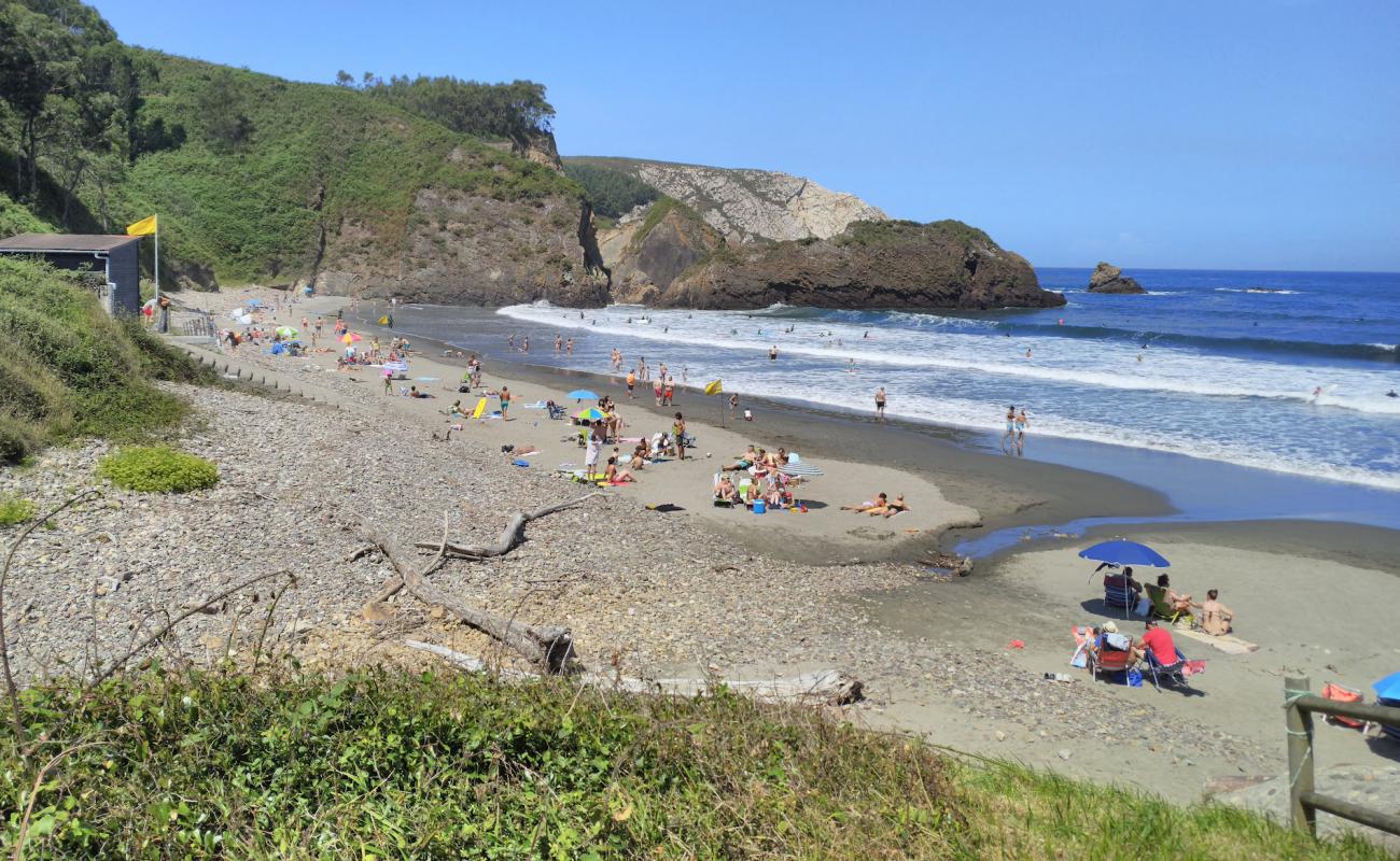 Foto de Playa de Munielles con arena gris superficie