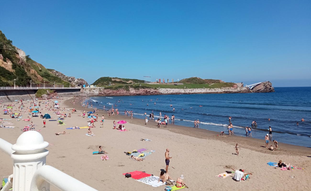 Foto de Playa de Salinas con arena brillante superficie