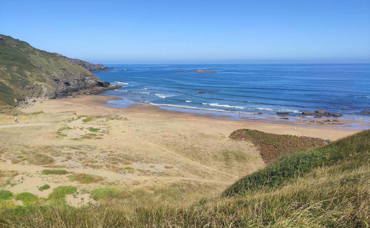 Foto de Playa de Carniciega con arena brillante superficie