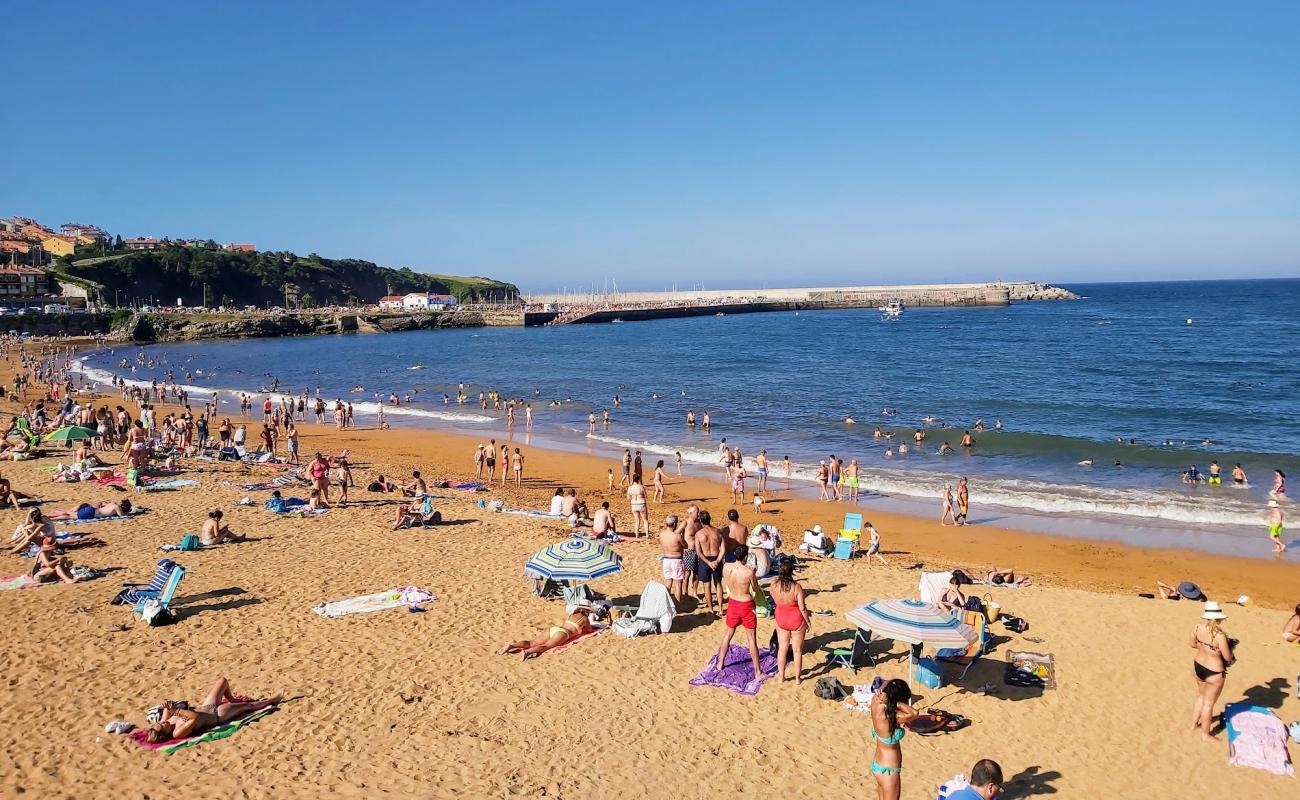 Foto de Playa de Luanco con arena brillante superficie