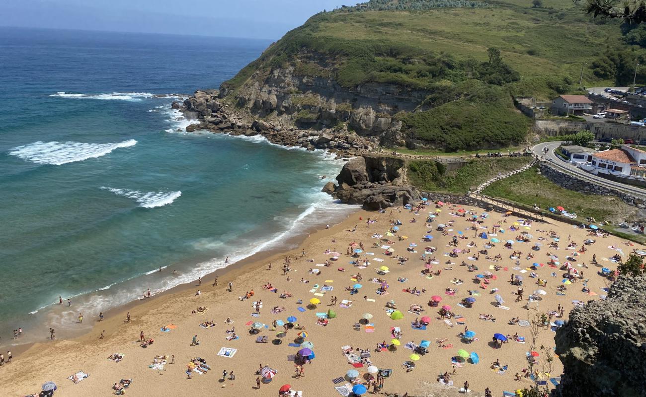 Foto de Playa de La Ñora con brillante arena fina superficie