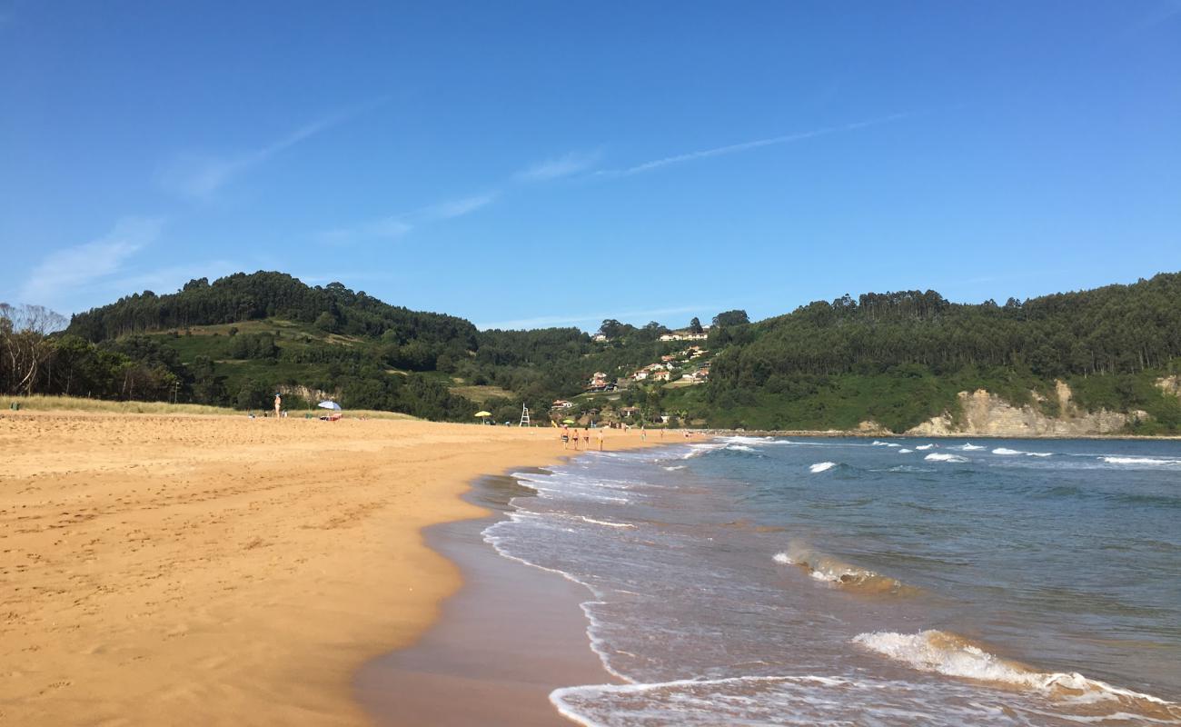 Foto de Playa de Rodiles con brillante arena fina superficie