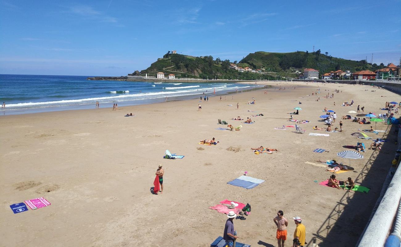 Foto de Playa de Ribadesella (Playa de Santa Marina) con arena blanca superficie