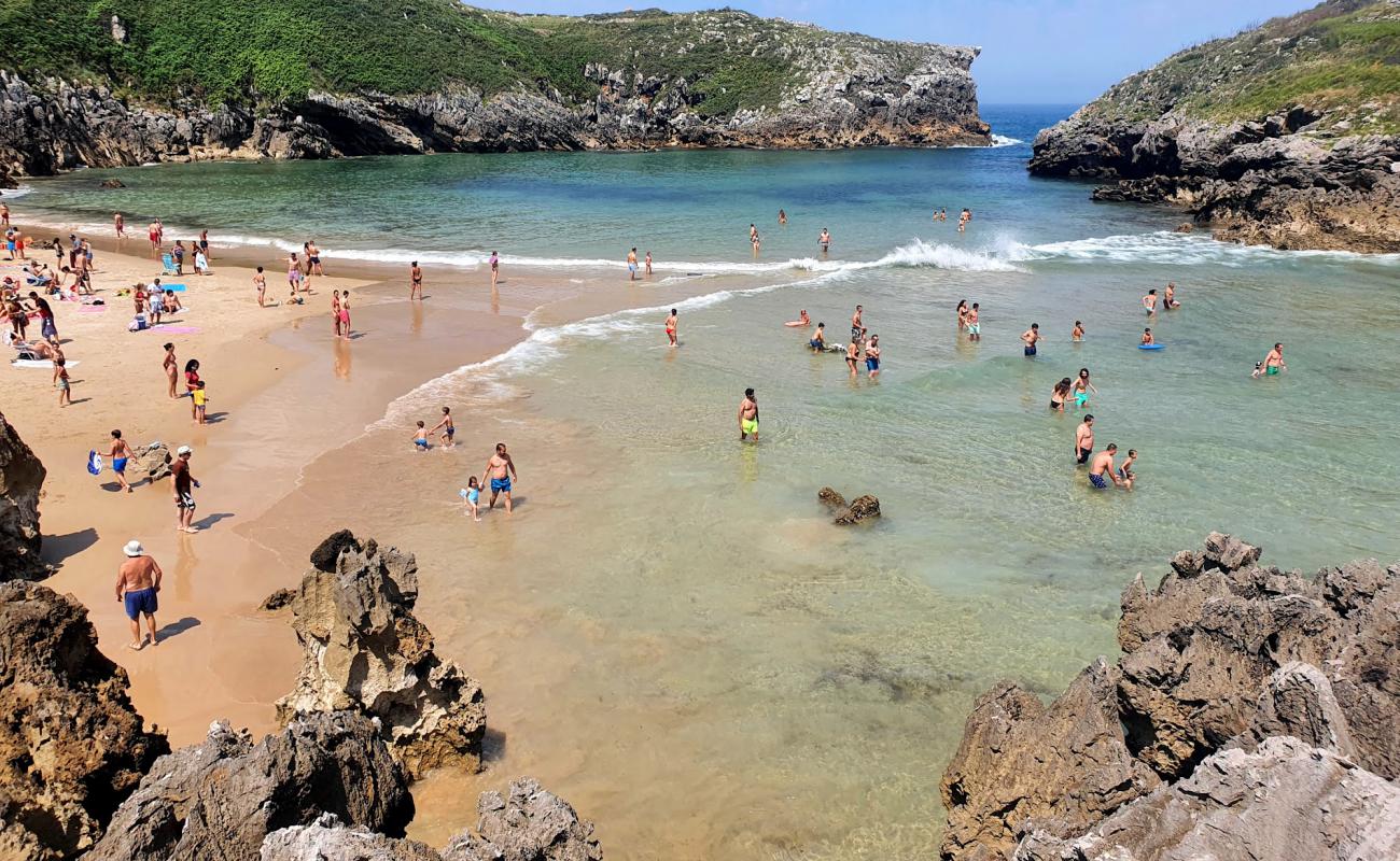 Foto de Playa de Cue - Antilles con arena brillante superficie