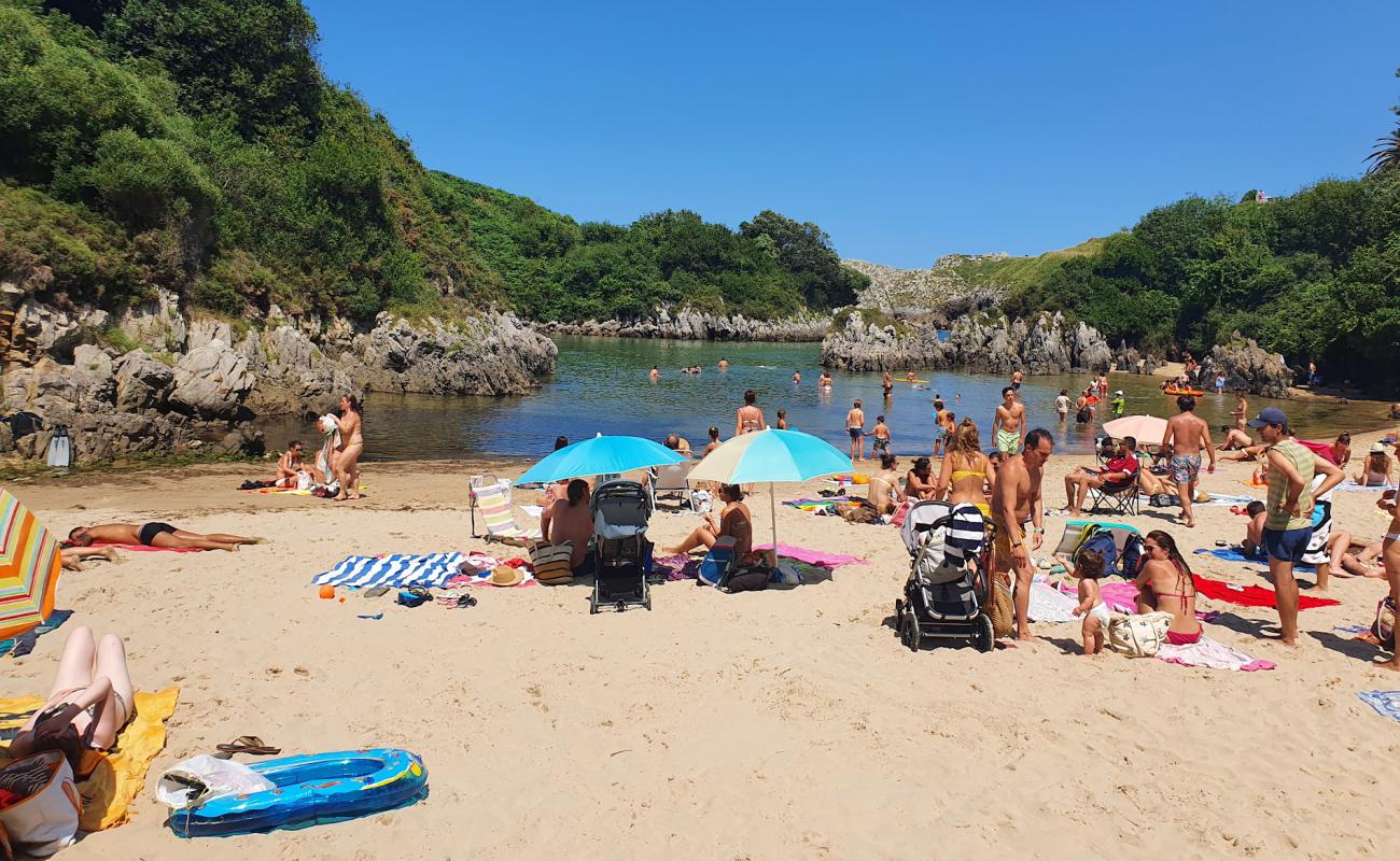 Foto de Playa de Barnejo-Berrellin con brillante arena fina superficie