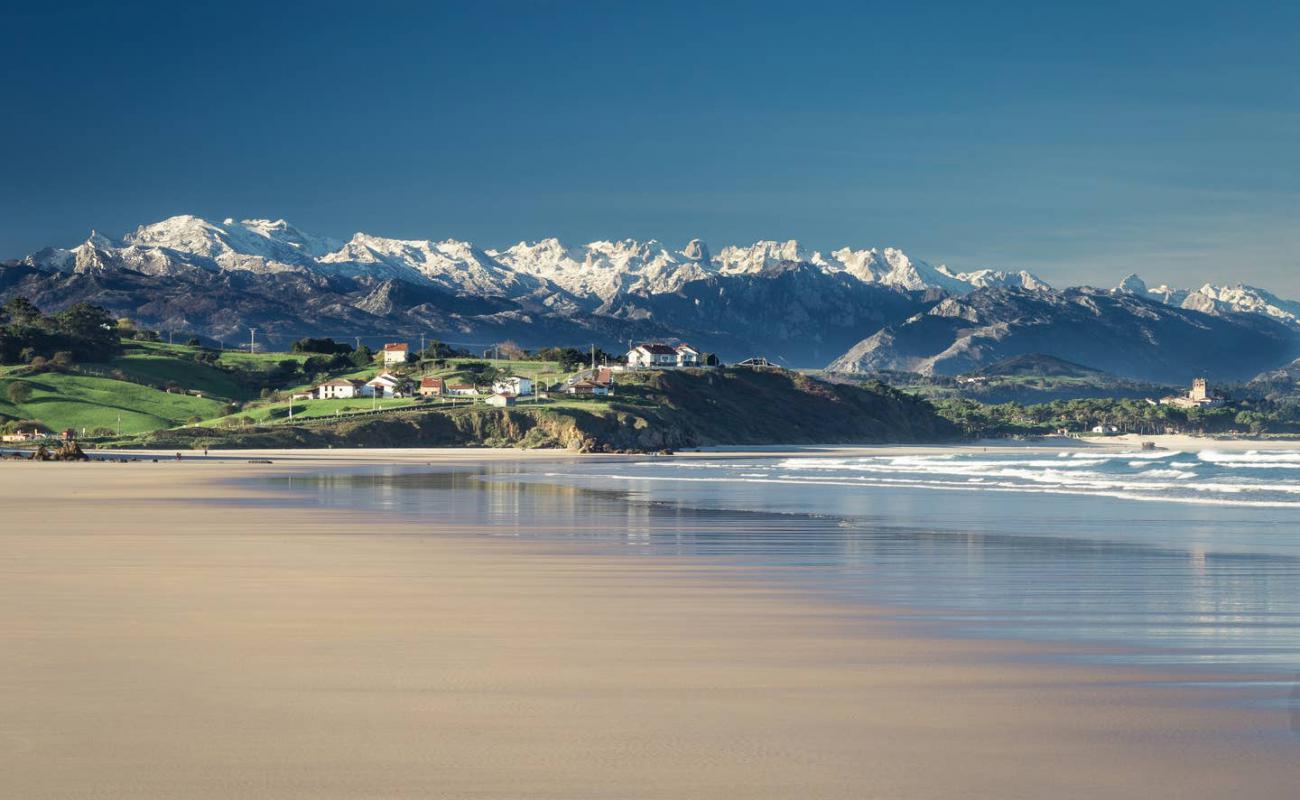 Foto de Playa de Gerra con brillante arena fina superficie