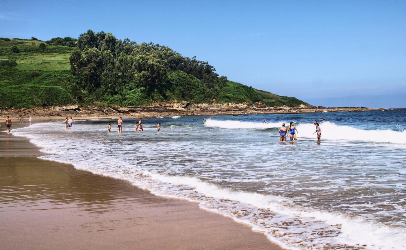 Foto de Playa de Luana con brillante arena fina superficie