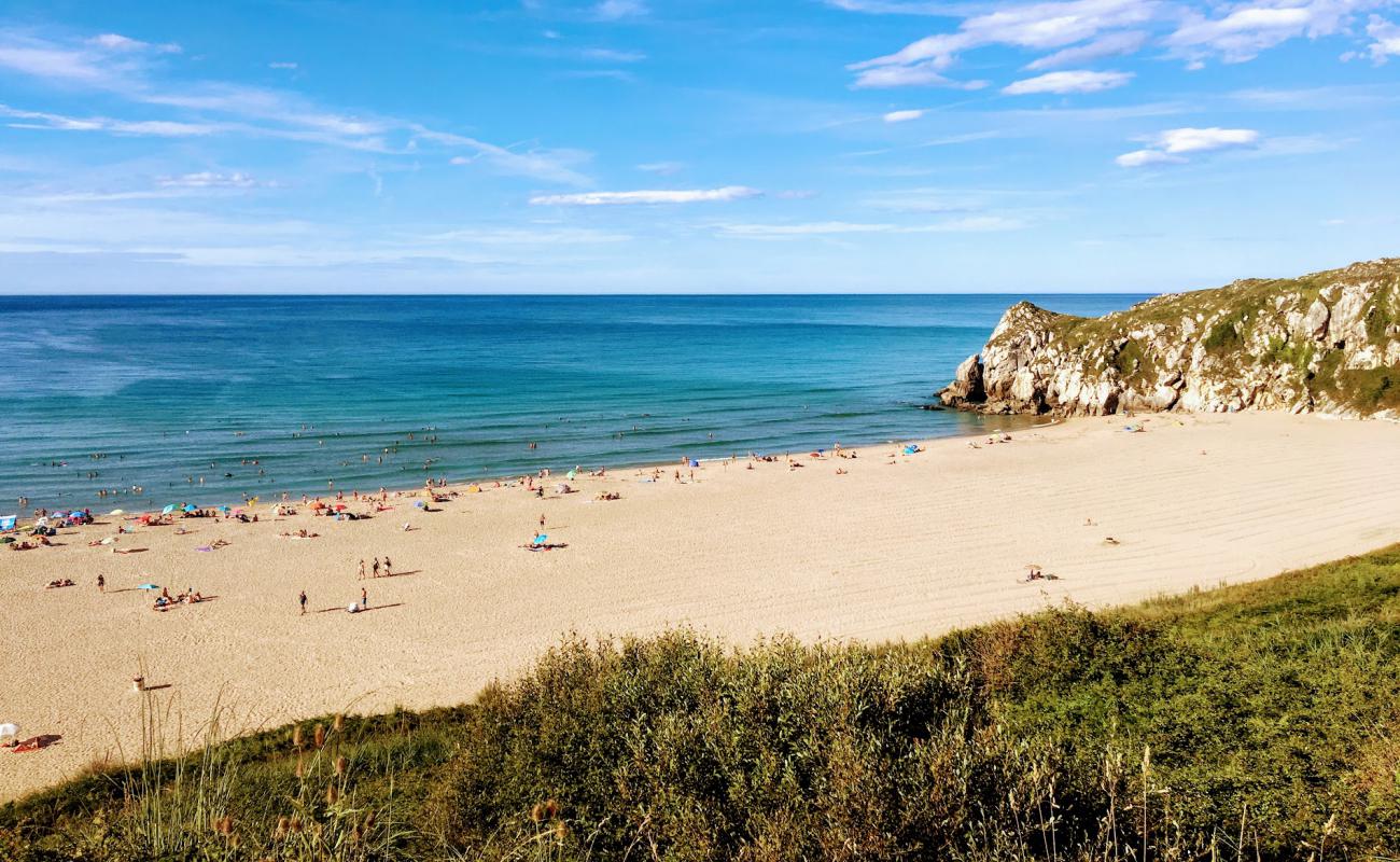 Foto de Playa de Usgo con guijarro fino claro superficie