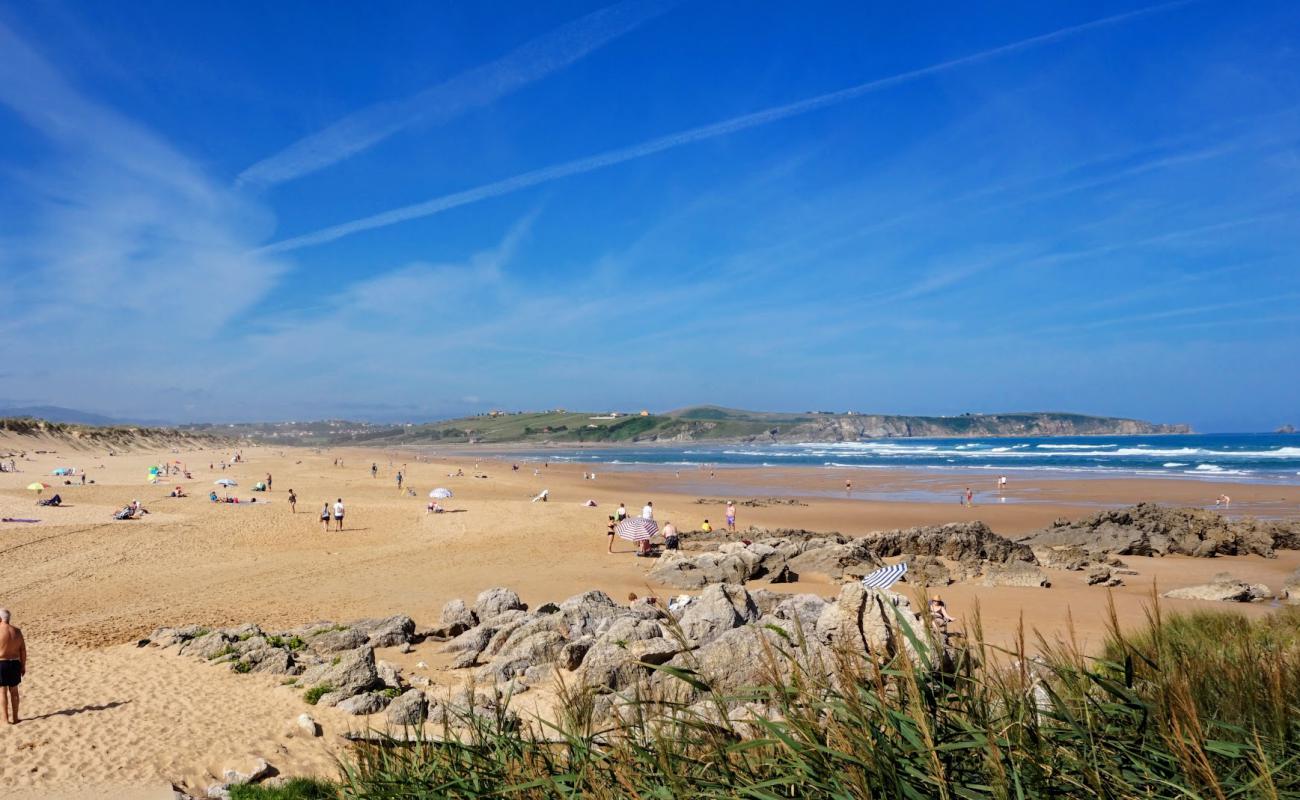 Foto de Playa Liencres con arena oscura superficie