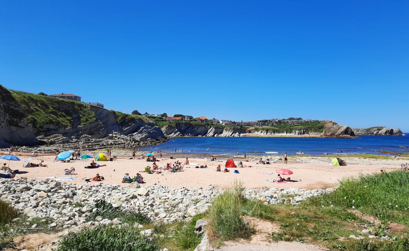 Foto de Playa de Portio con brillante arena fina superficie