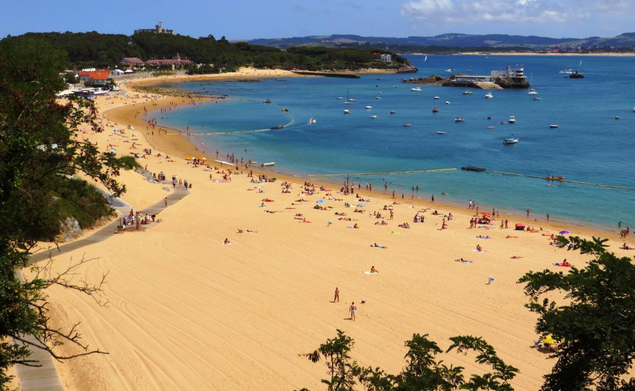 Foto de Playa de Los Peligros con brillante arena fina superficie