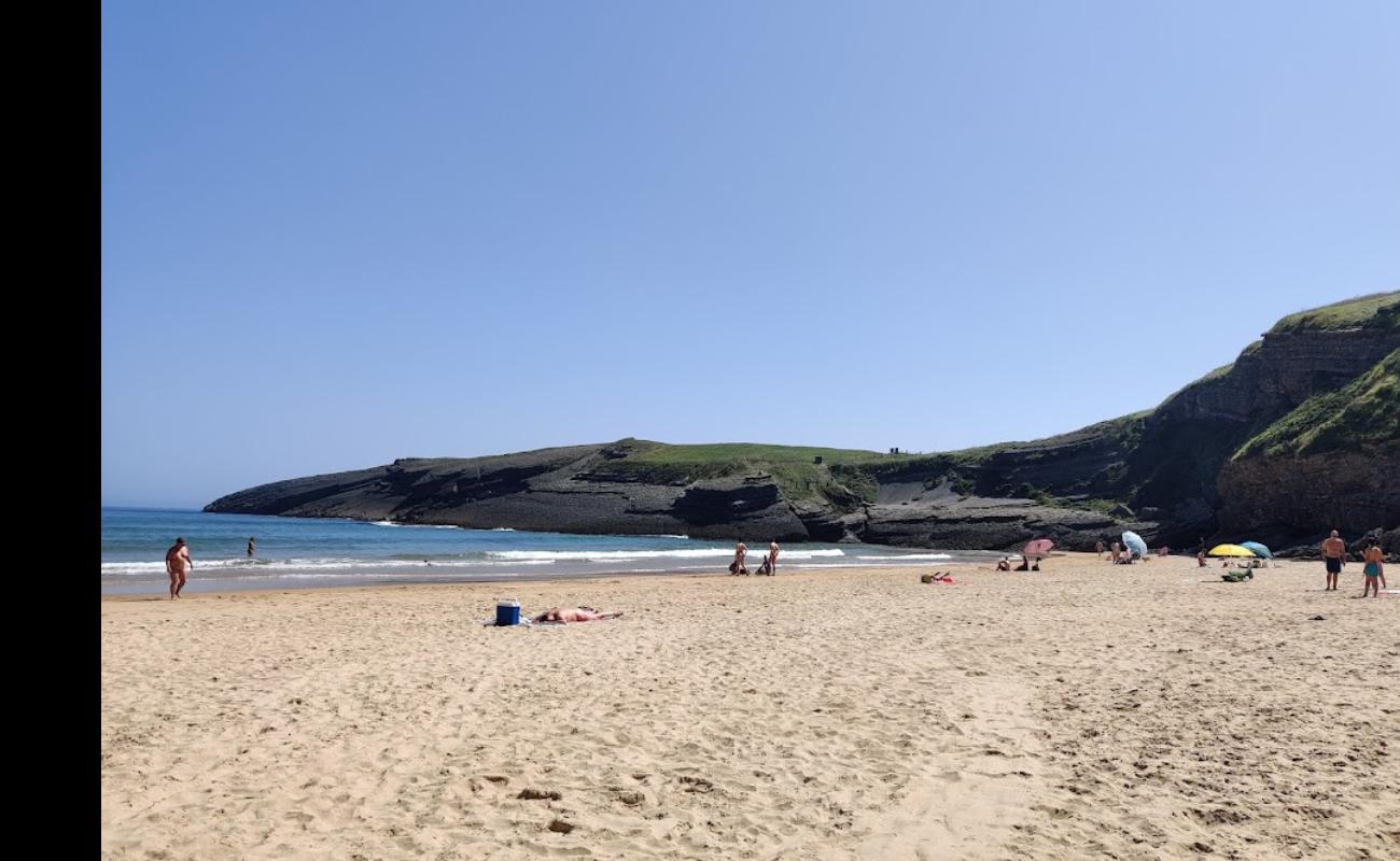 Foto de Playa de Cuberris con brillante arena fina superficie