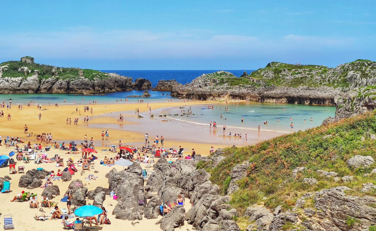 Foto de Playa de Ris con arena fina oscura superficie