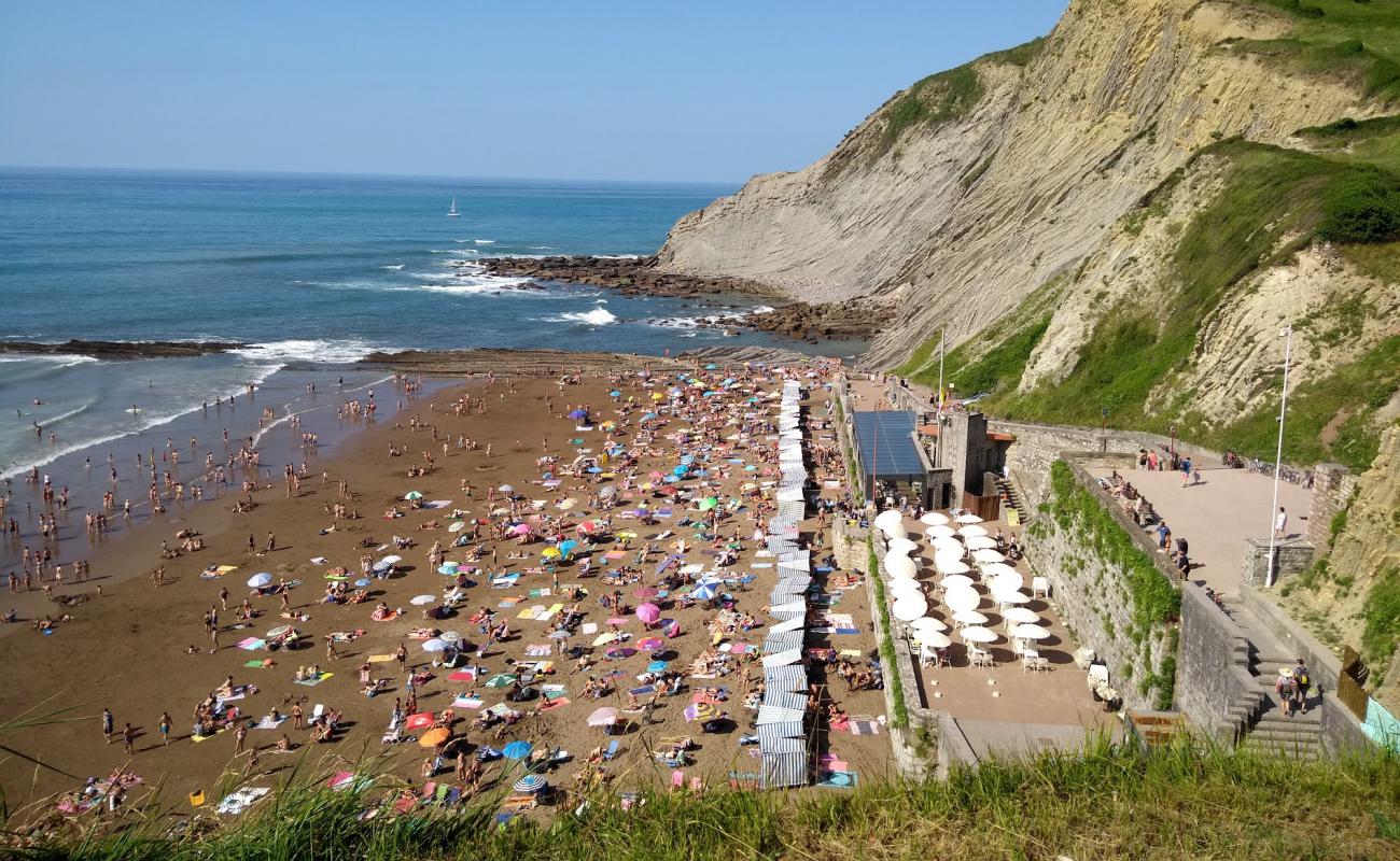 Foto de Itzurun beach con arena fina oscura superficie