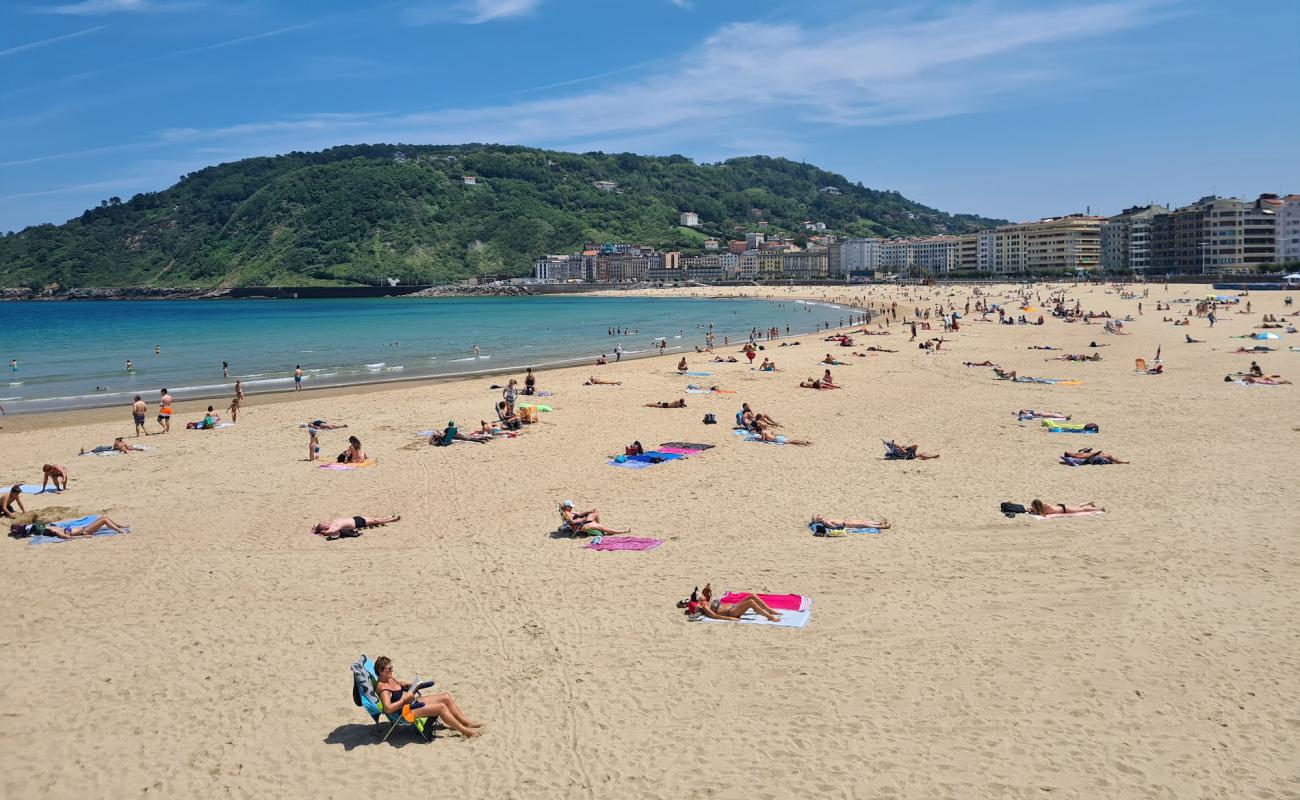 Foto de Playa de Zurriola con brillante arena fina superficie