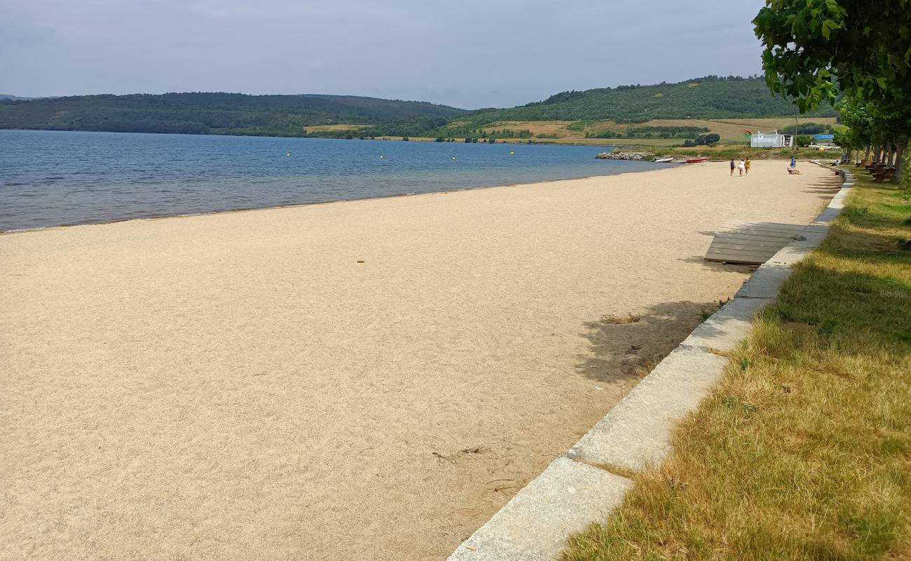 Foto de Playa Del Lago De As Pontes con arena brillante superficie