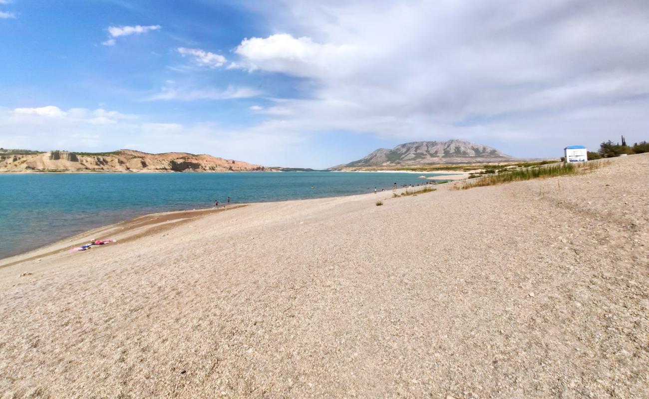 Foto de Playa De Freila con arena gris y guijarros superficie