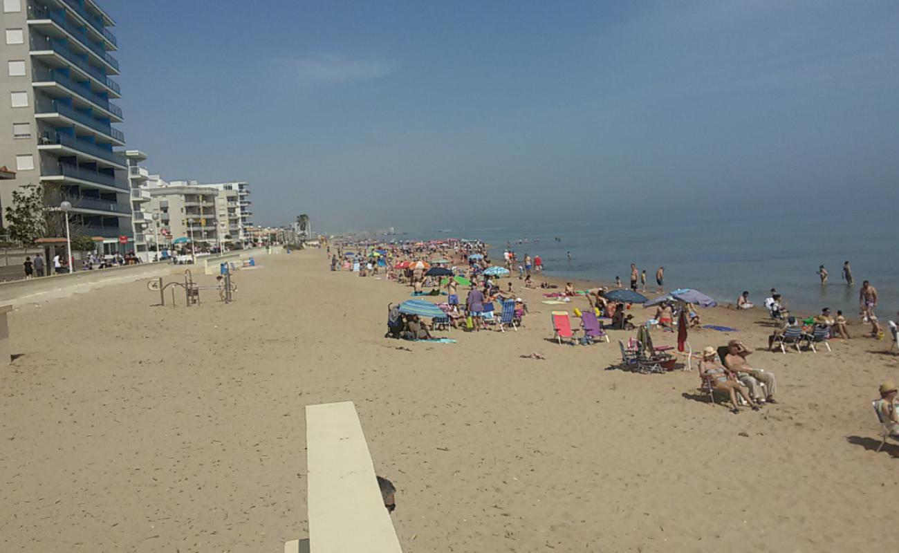 Foto de Platja de Bellreguard con arena brillante superficie