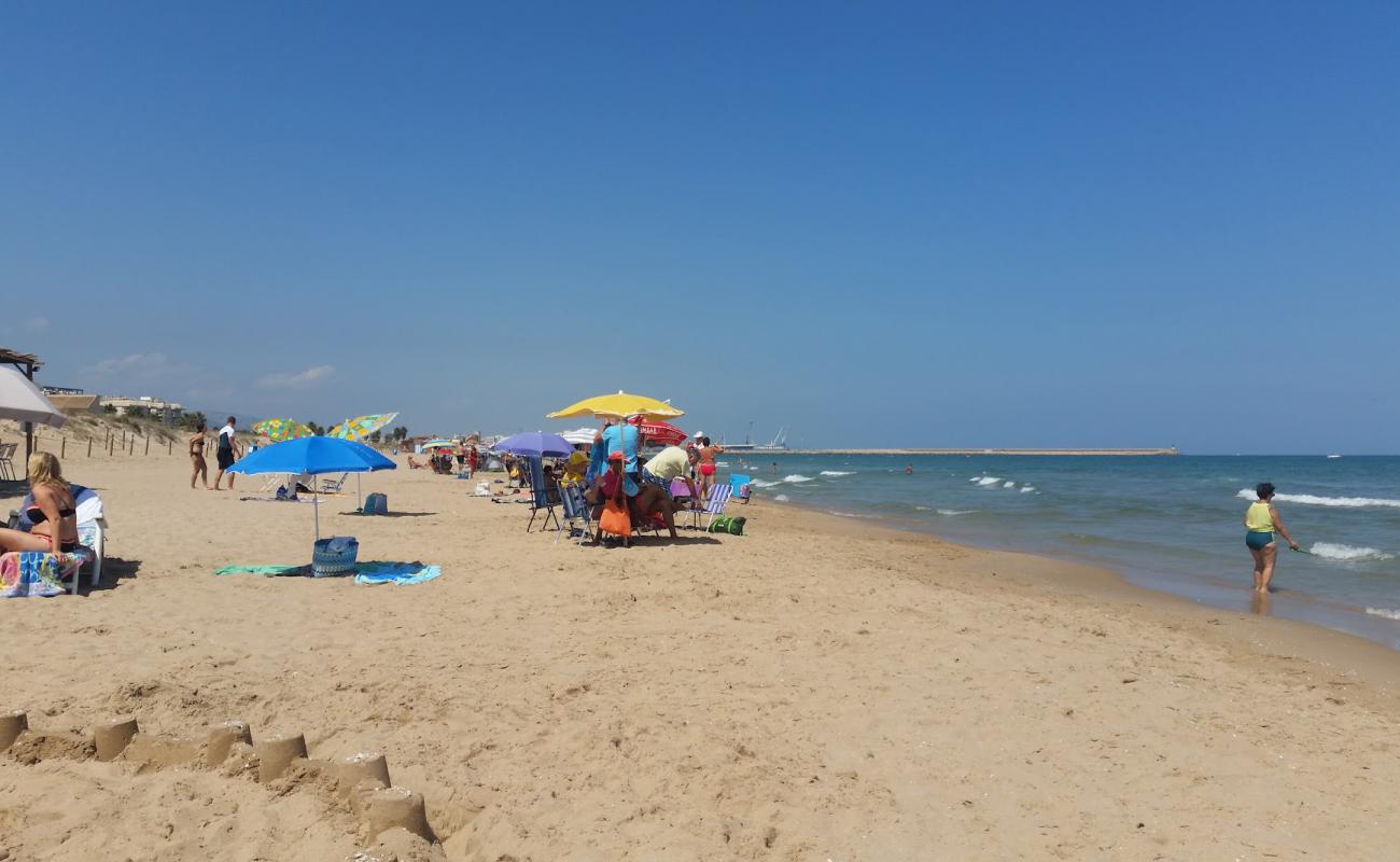 Foto de Platja de Daimus con arena brillante superficie