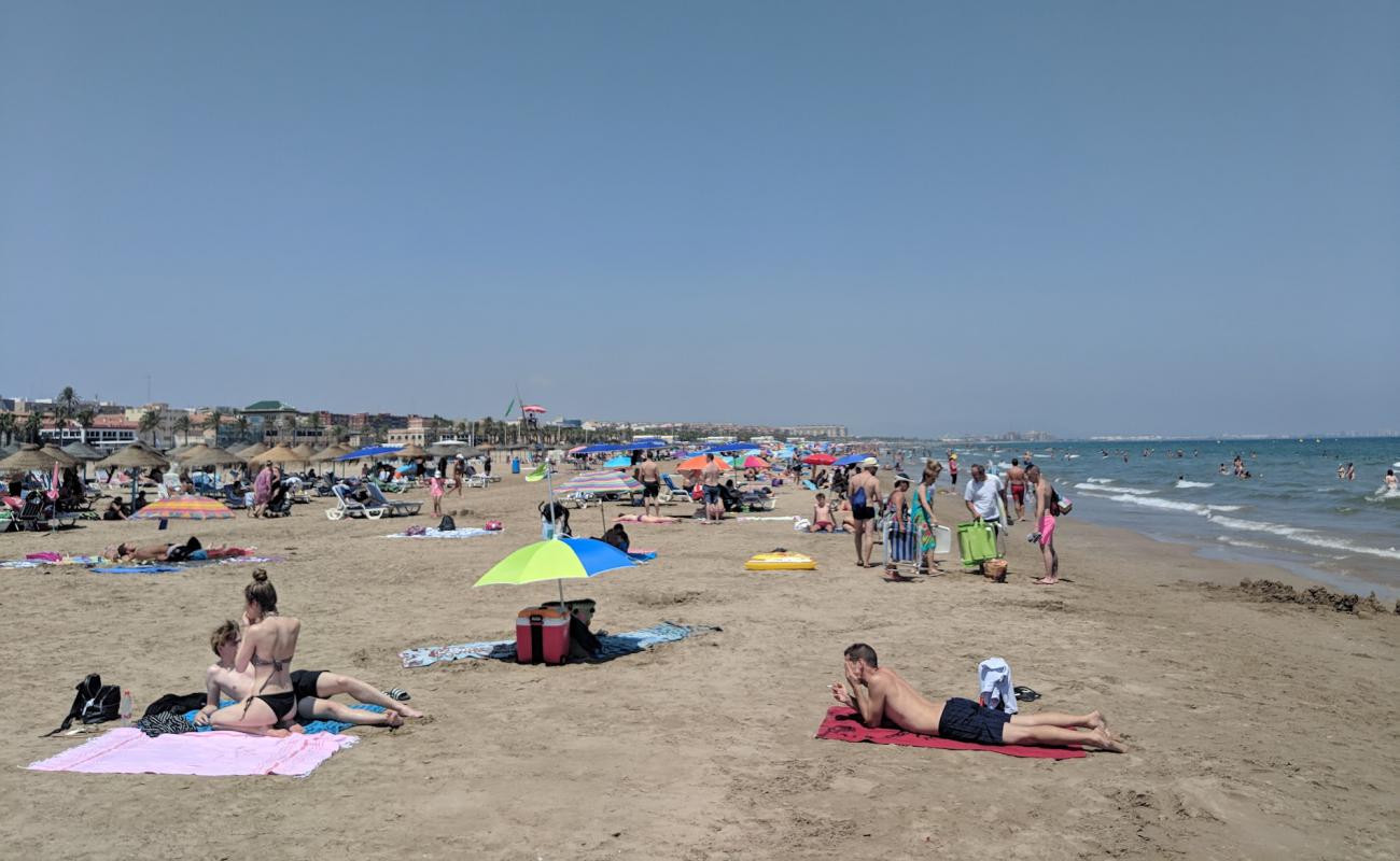 Foto de Playa de la Malva-rosa con arena brillante superficie