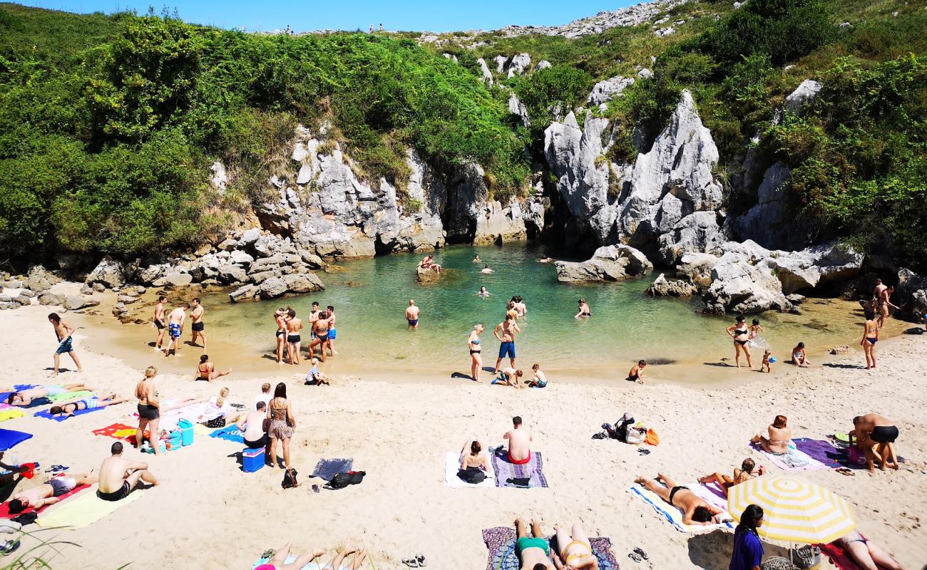 Foto de Playa del Gulpiyuri con arena brillante superficie