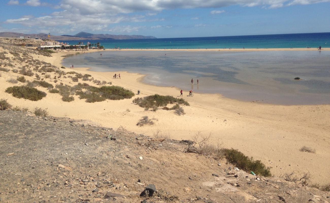 Foto de Playa Sotavento con arena brillante superficie