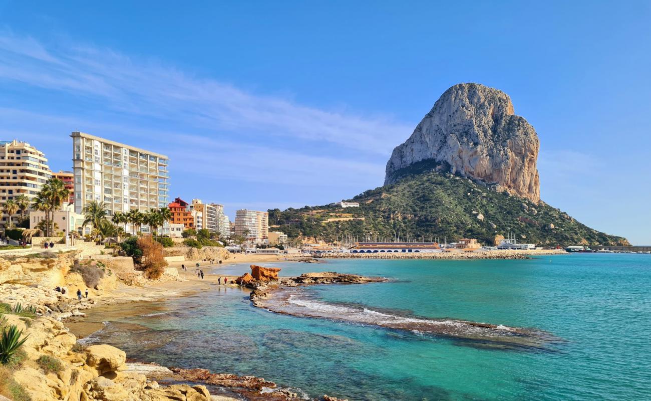 Foto de Playa Calpe con arena brillante superficie