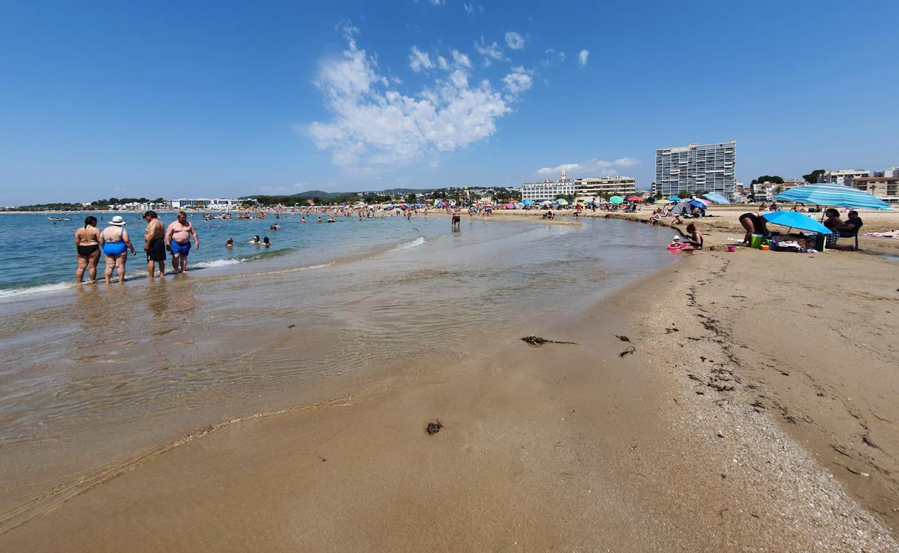 Foto de Playa de Comarruga con arena brillante superficie