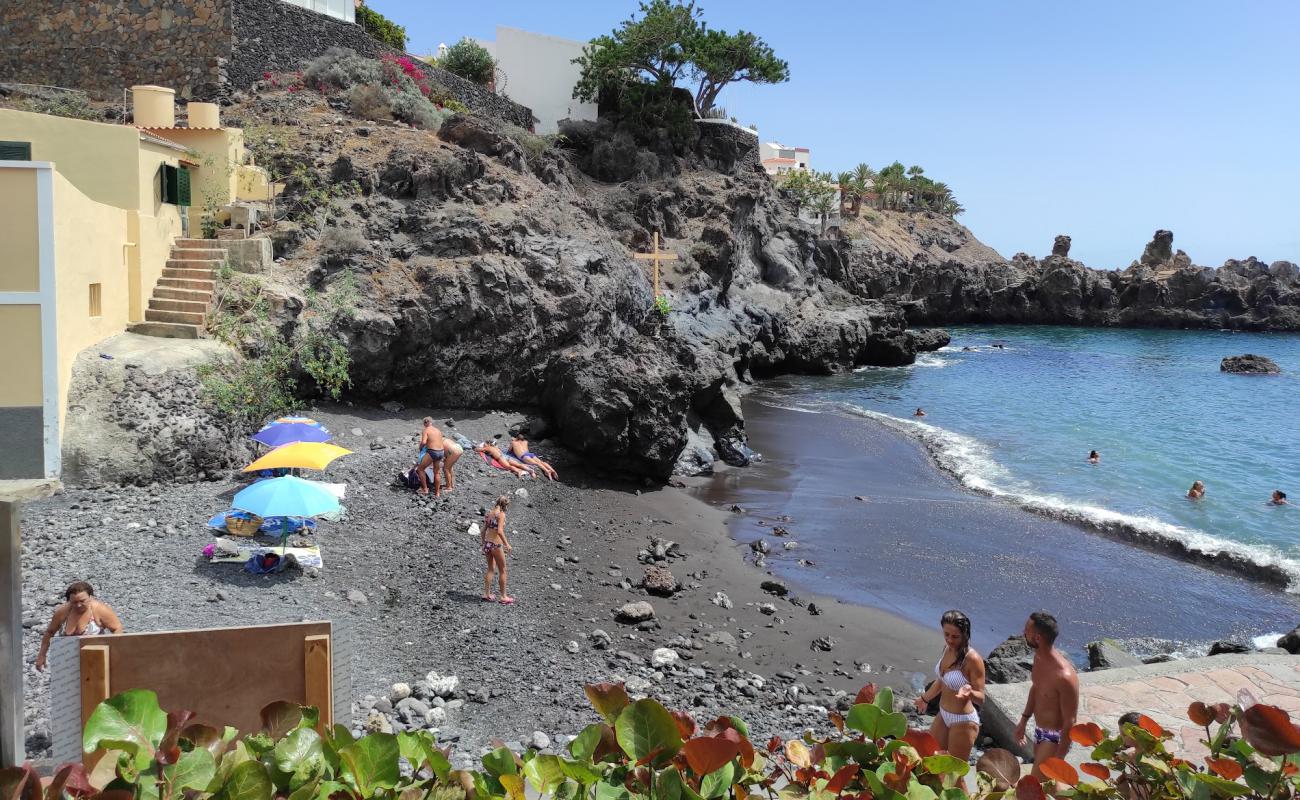 Foto de Playa de Alcala con arena/piedras blanca superficie