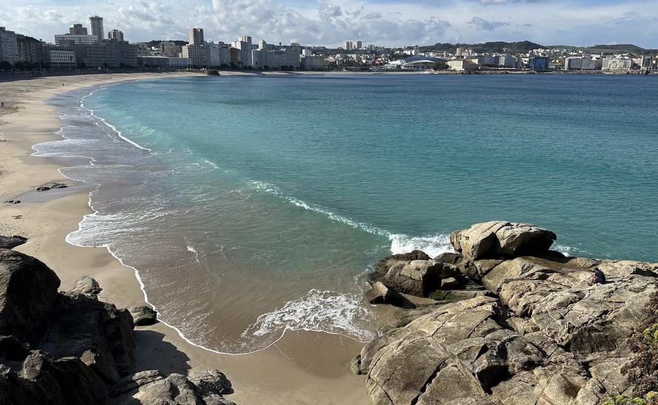 Foto de Playa de Riazor con arena brillante superficie