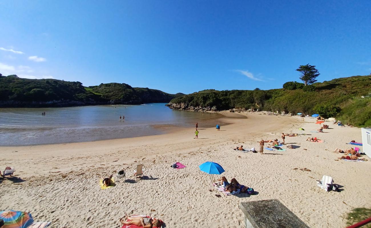 Foto de Playa de Poo con arena brillante superficie