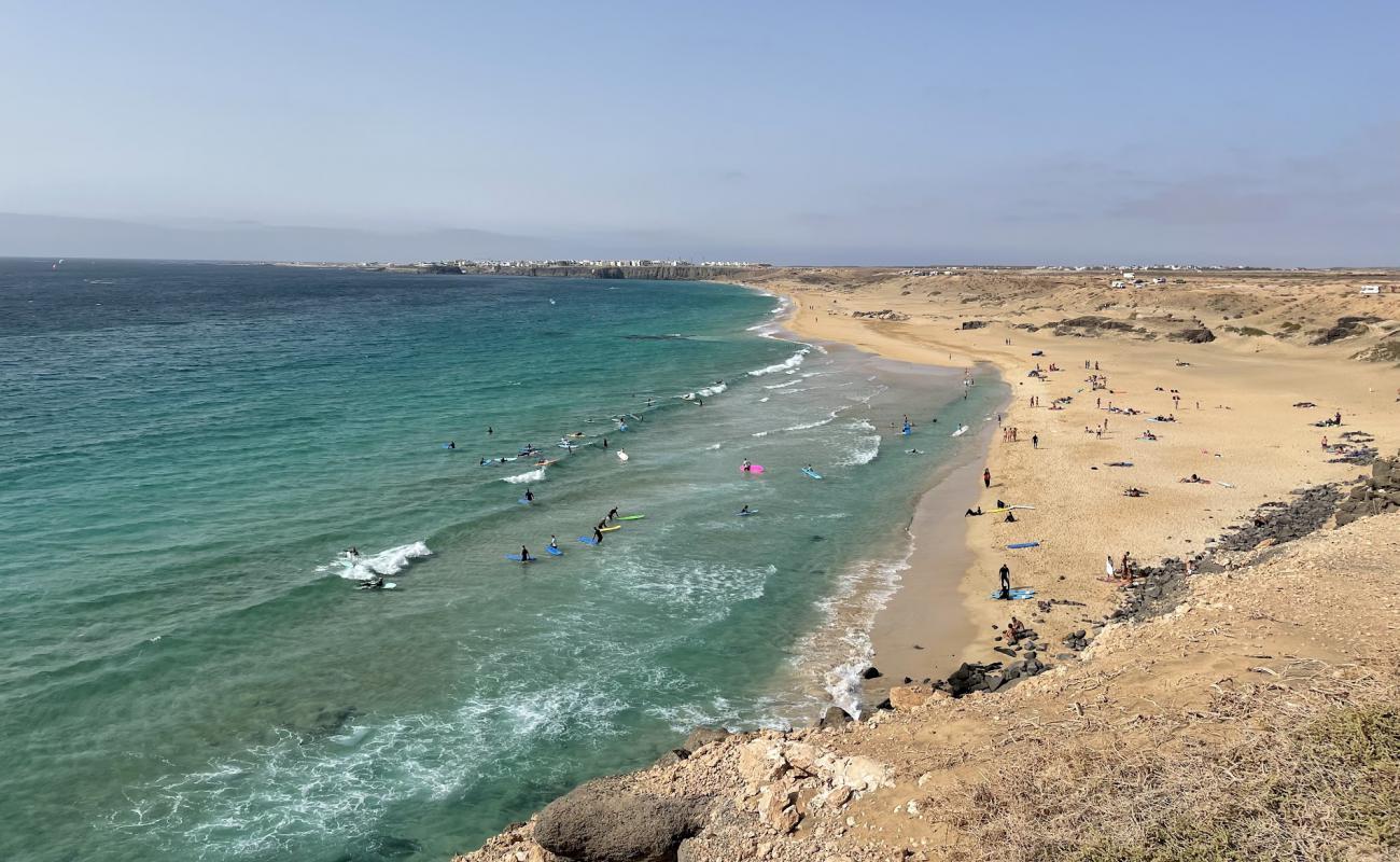 Foto de Playa del Aljibe de la Cueva con arena brillante superficie