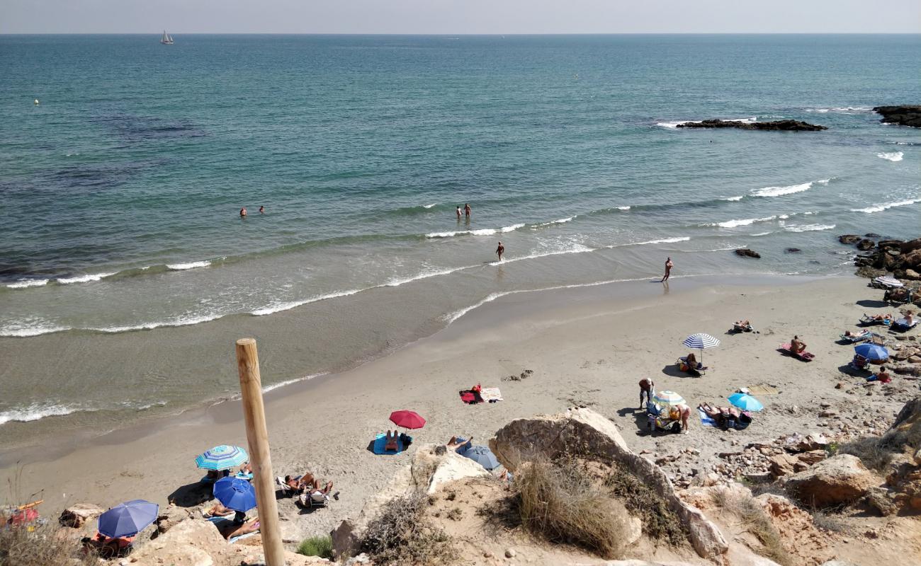 Foto de Playa Flamenca Naturista con arena brillante y rocas superficie