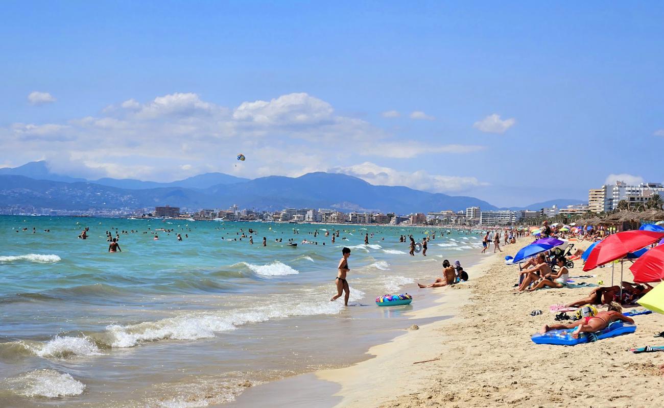 Foto de S'Arenal Beach (Palma) con arena brillante superficie