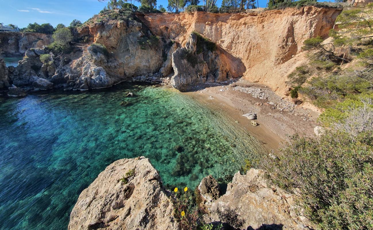 Foto de Cap des Gegant Beach con arena brillante y rocas superficie