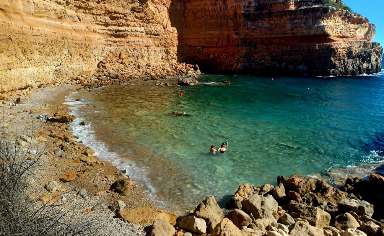 Foto de Cala del Saltador con guijarro ligero superficie