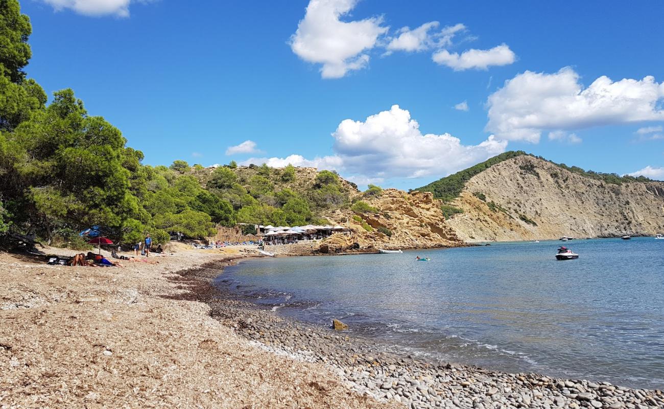 Foto de Es Xarcu Beach con guijarro gris superficie