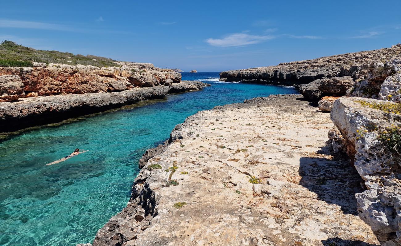 Foto de Cala Estreta Beach con arena brillante superficie