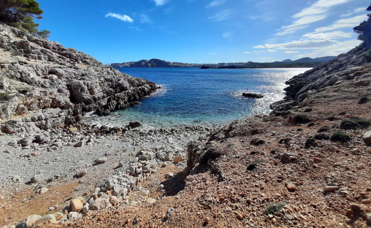 Foto de Cala de na Llobriga Beach con piedra superficie