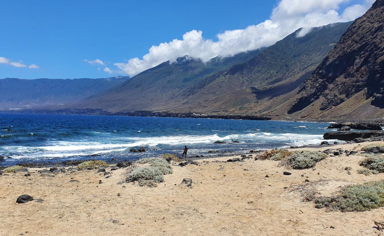 Foto de Arenas Blancas Beach con arena gris y piedras superficie