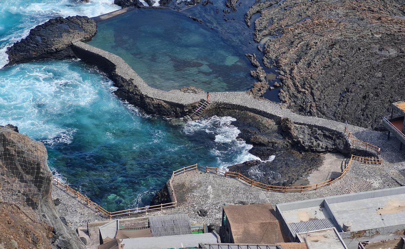 Foto de Pozo de Las Calcosas Beach con piedra superficie