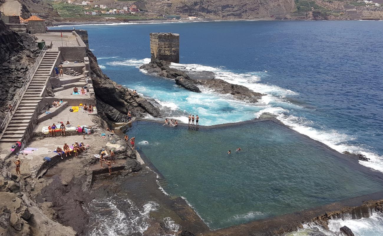 Foto de Pescante de Hermigua Beach con hormigón superficie