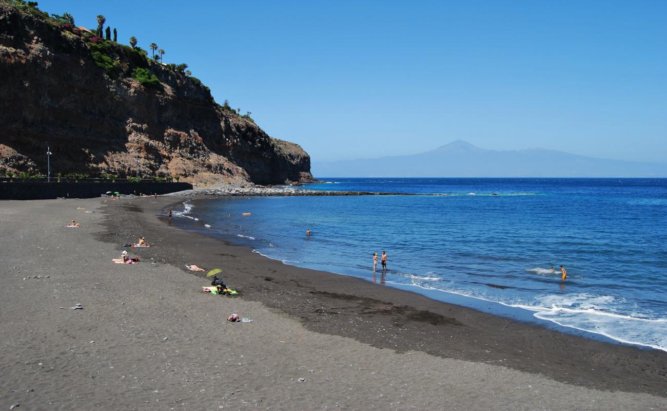 Foto de La Cueva Beach con arena gris y guijarros superficie