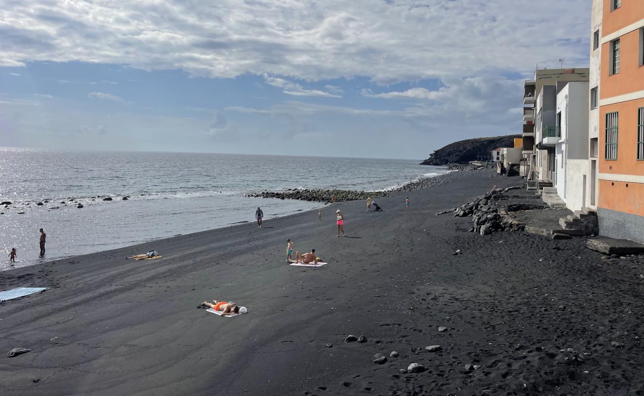 Foto de Candelaria Beach con arena gris y piedras superficie